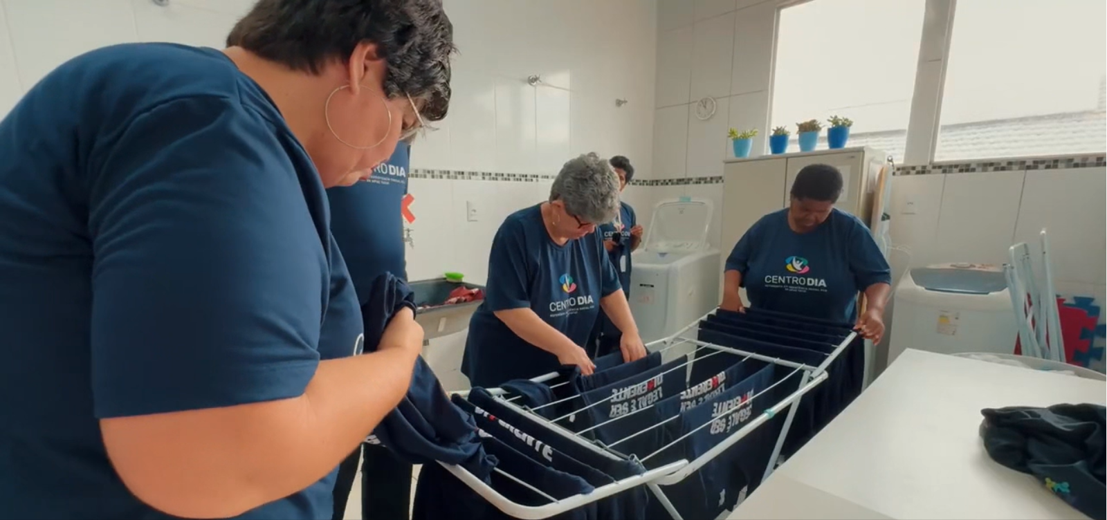 Atividade de organização de roupas no Centro-Dia
