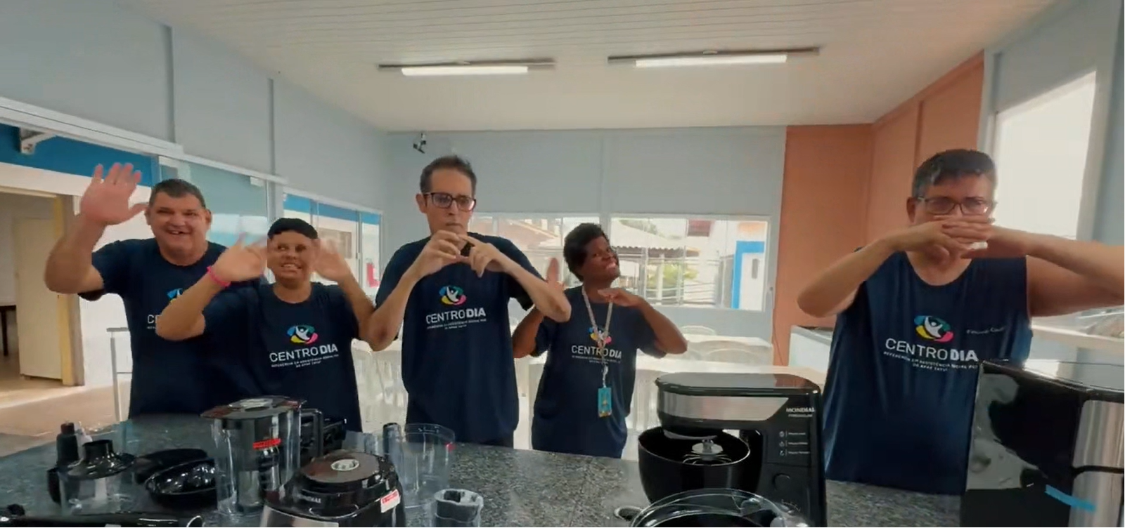 Usuários do Centro-Dia em atividade de culinária