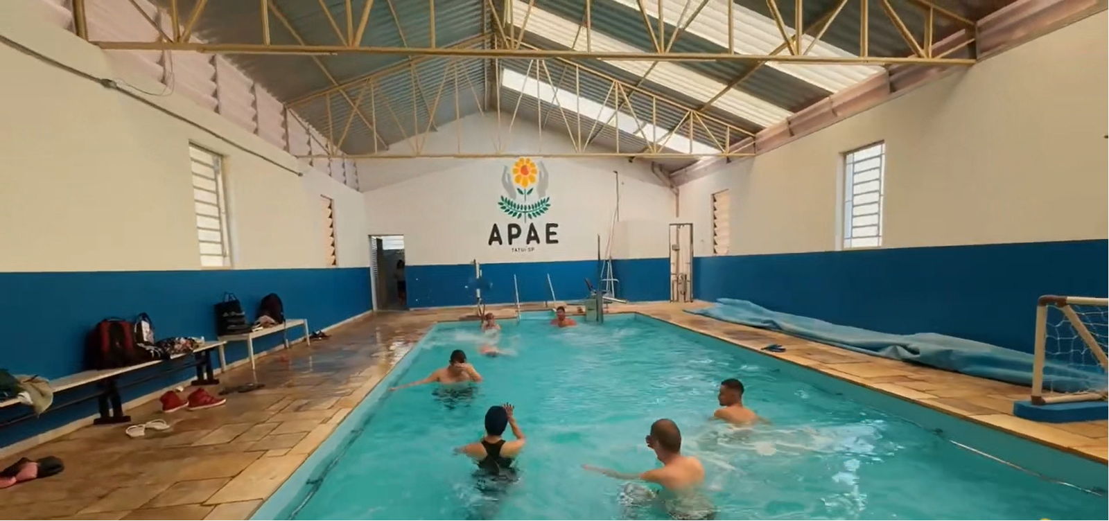 Hidroterapia na piscina da APAE Tatuí