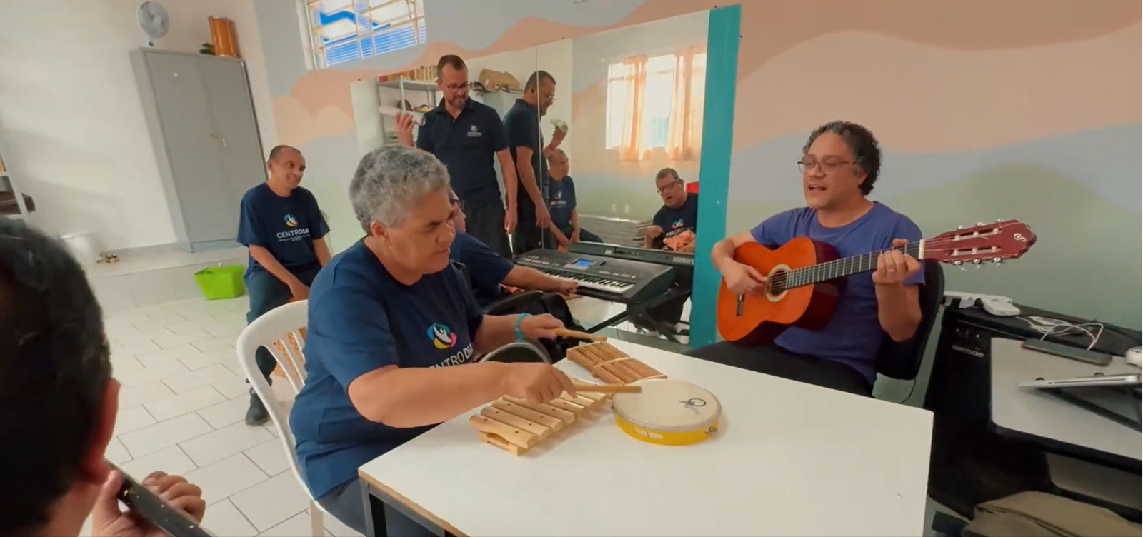 Oficina de musicoterapia no Centro-Dia