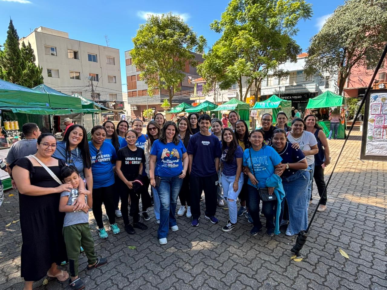 Colaboradores em ação comunitária na praça