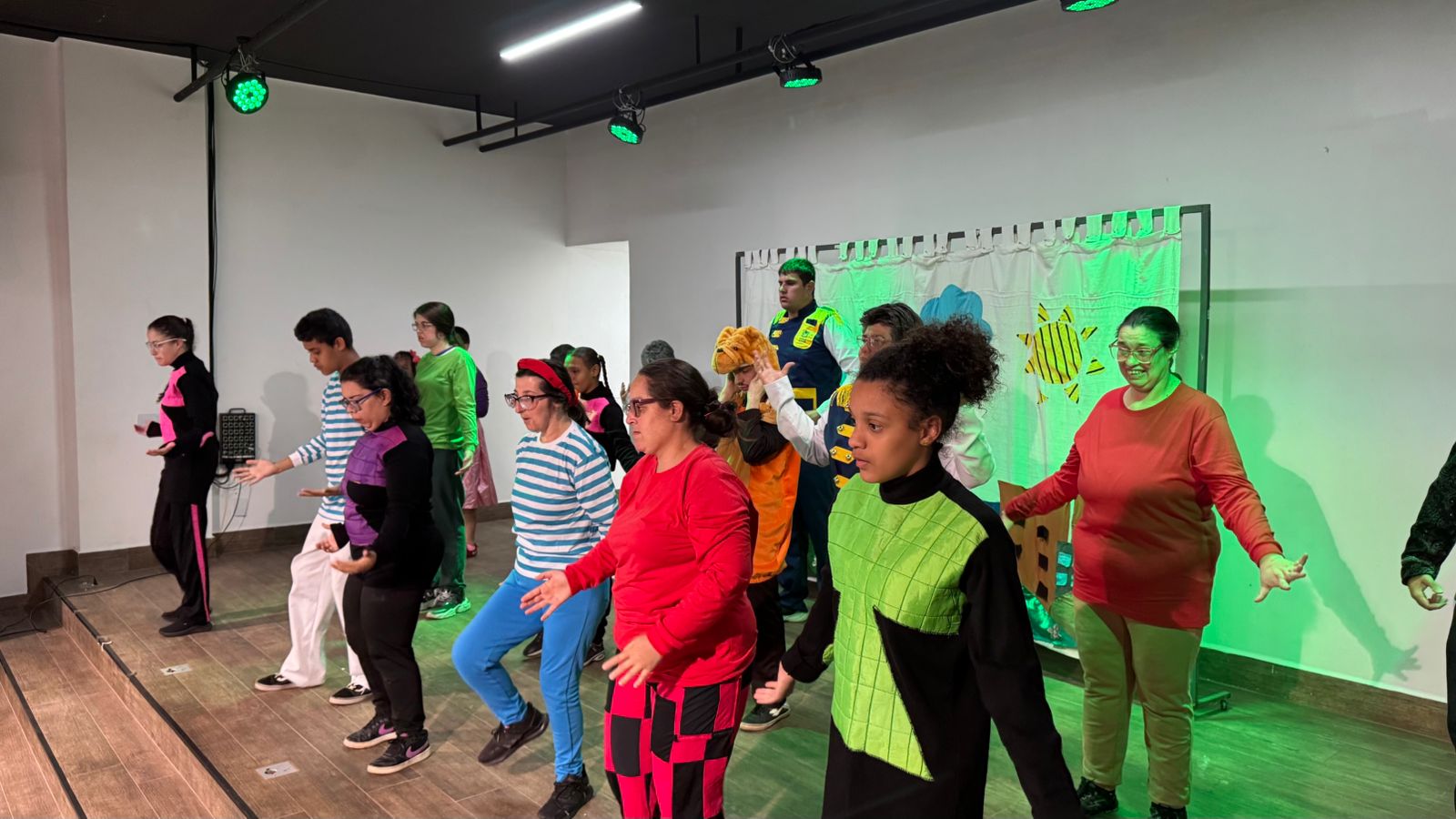 Apresentação artística com alunos em coreografia