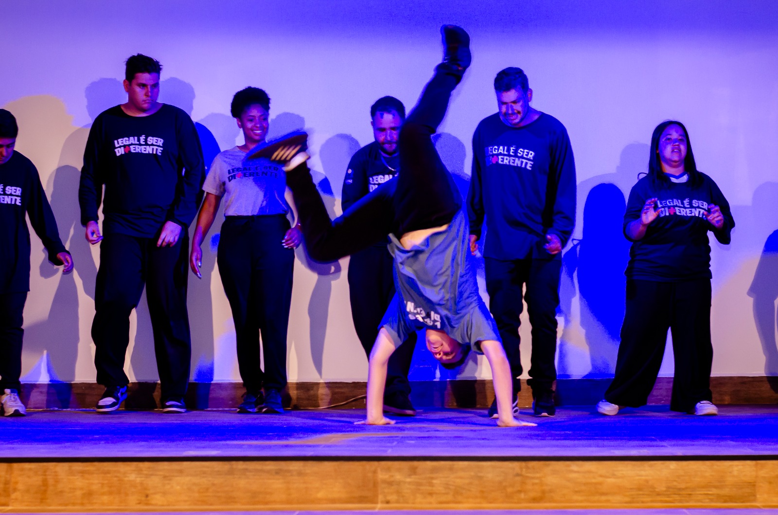 Apresentação de dança com performance acrobática