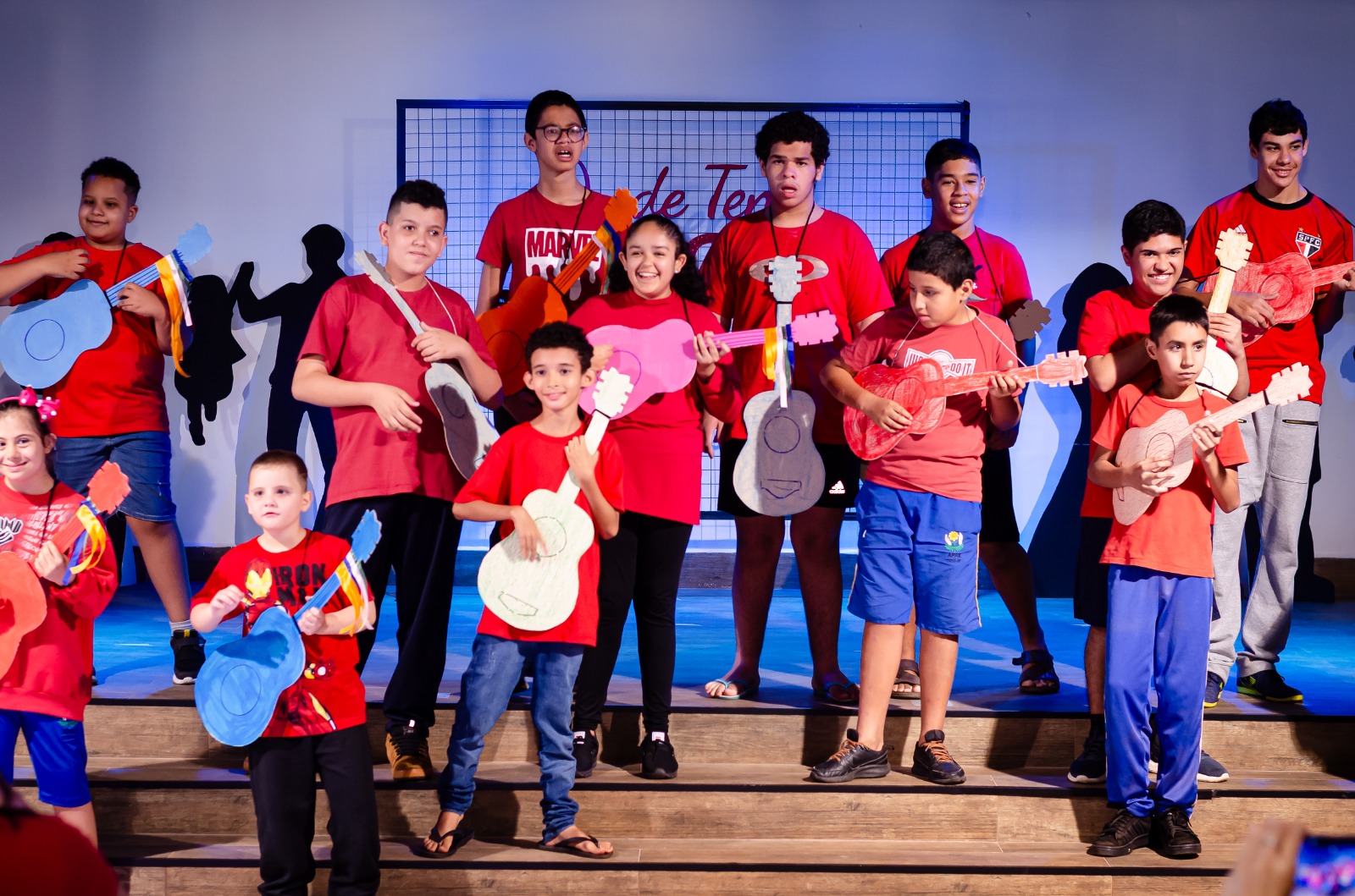 Apresentação musical com instrumentos confeccionados pelos alunos