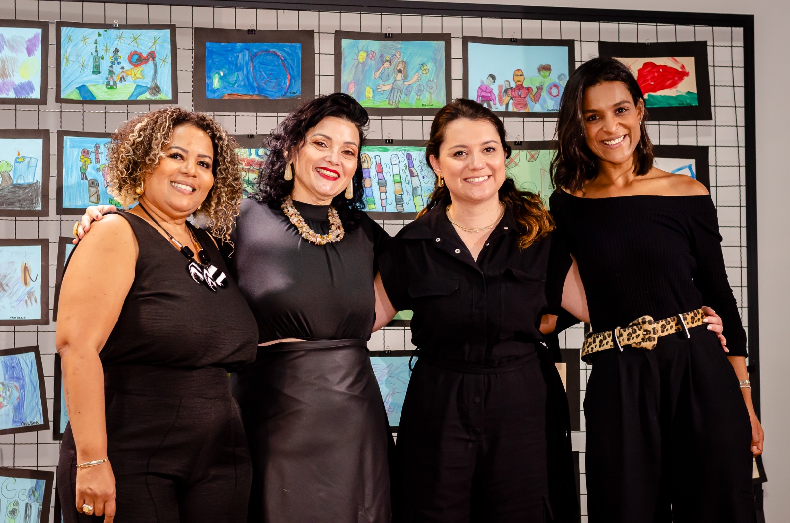 Equipe cultural diante de exposição de artes plásticas dos alunos