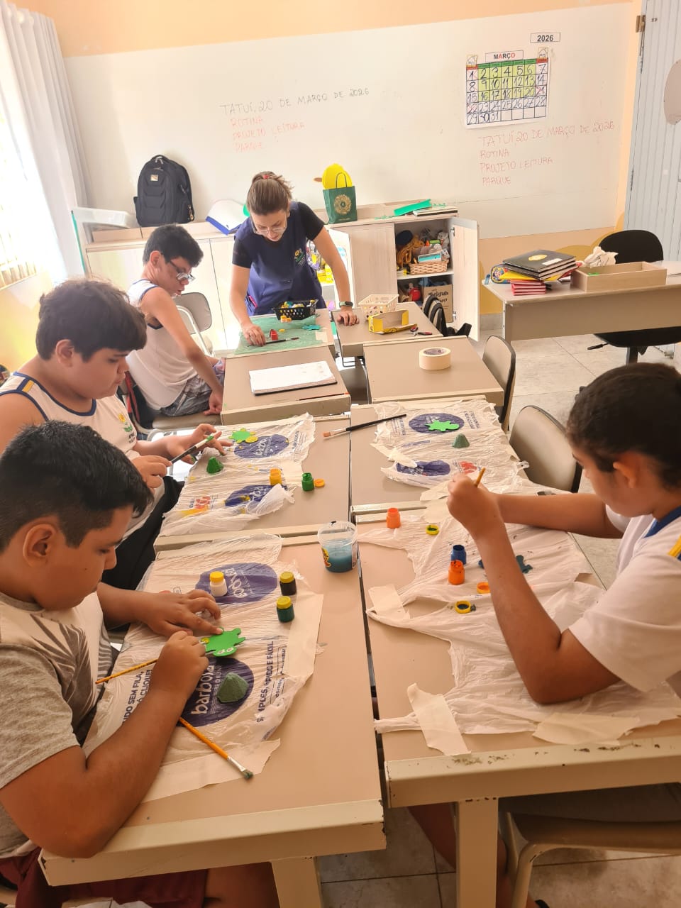 Oficina de artes com tinta e materiais recicláveis
