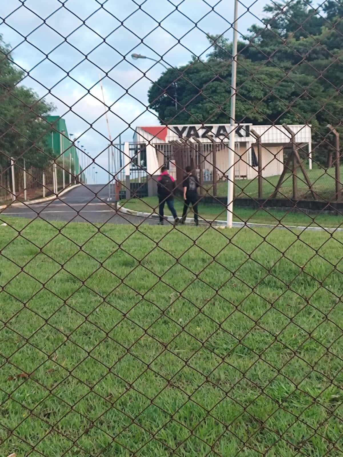 Jovens chegando ao posto de trabalho na empresa parceira