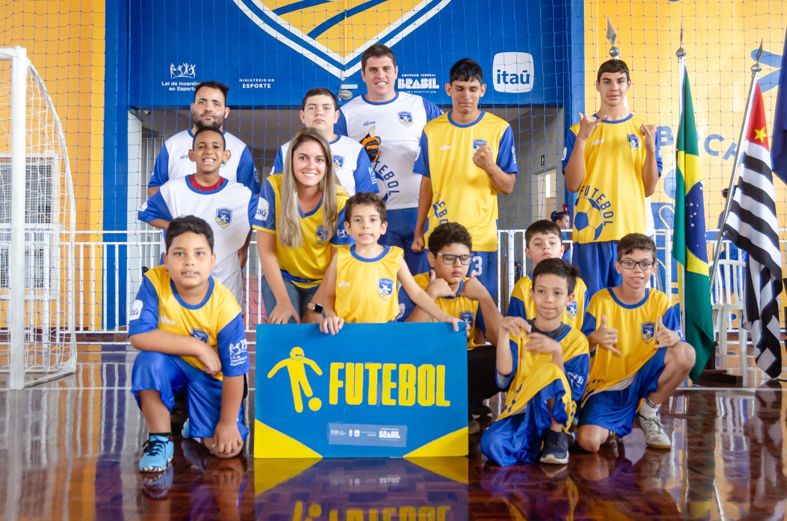 Equipe de futebol APAE em quadra