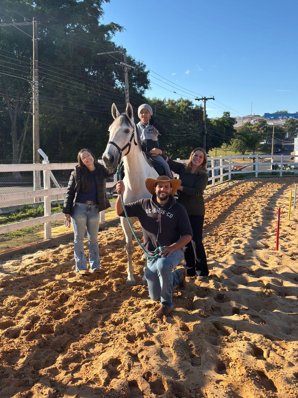 Equipe de equoterapia com criança a cavalo